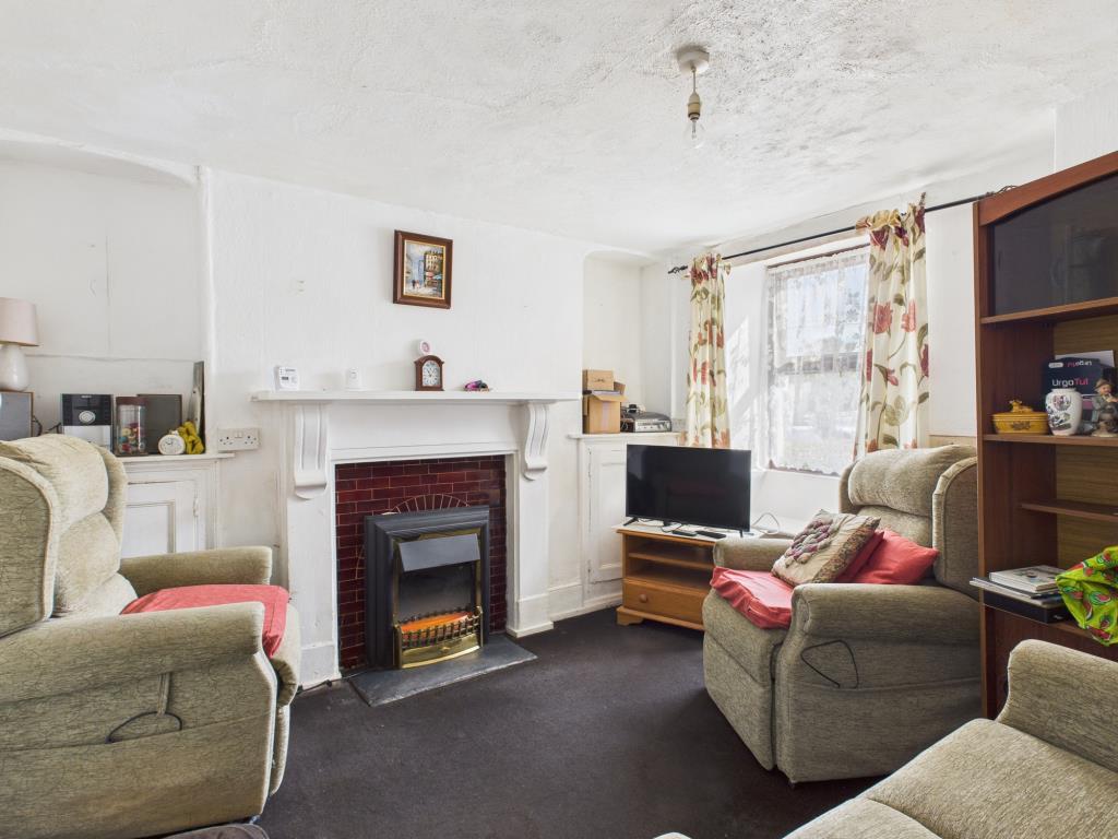 Lot: 142 - TWO-BEDROOM COTTAGE FOR UPDATING - Living room